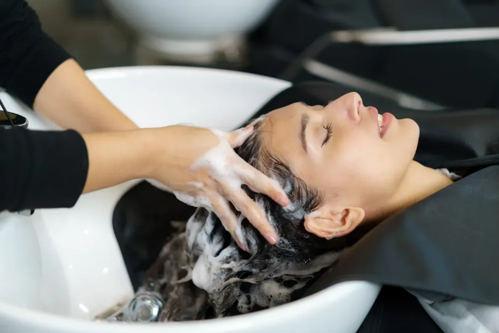 moment de détente pendant le shampoing