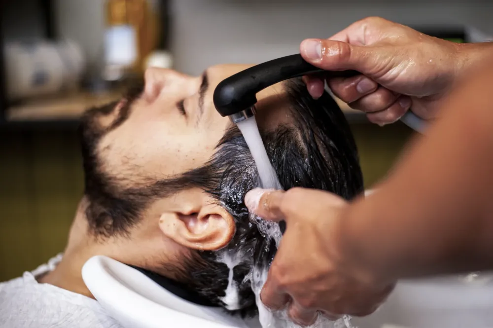 homme-lavage de ceheveux
